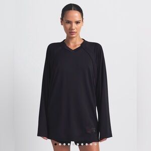 NikeSKIMS Airy
Women's Oversized V-Neck Long-Sleeve Top